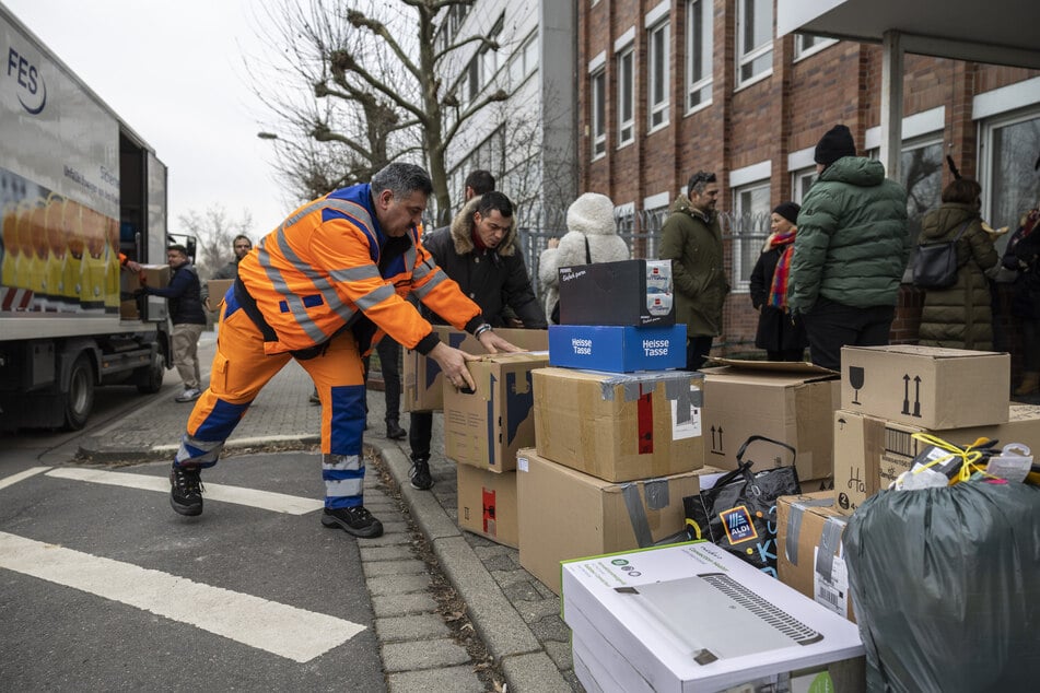 Menschen laden Sachspenden aus einem Lastwagen. Das Bündnis "Frankfurt-RheinMain hilft"» sammelt Hilfsgüter für Erdbebenopfer in der Türkei und in Syrien.