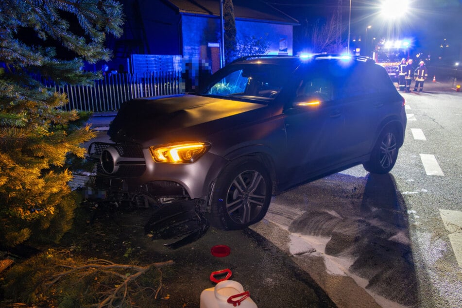 Der Mercedes von Ali Loune landete an den Betonsockeln von Pflanzkübeln. Am Auto entstand ein Schaden von 43.000 Euro.