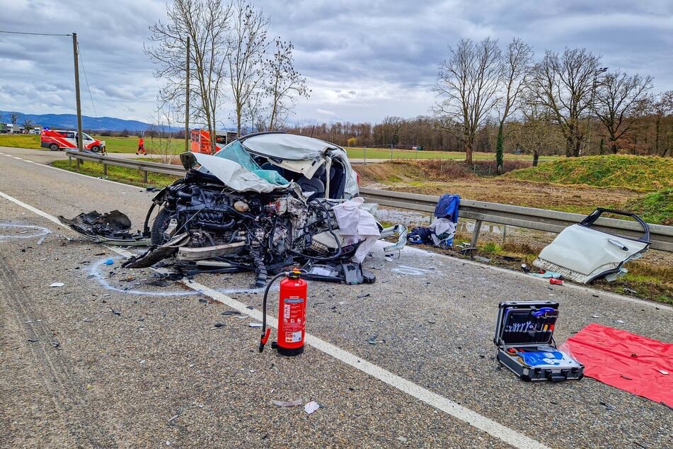 Der Fahrer musste aus dem Autowrack befreit werden.