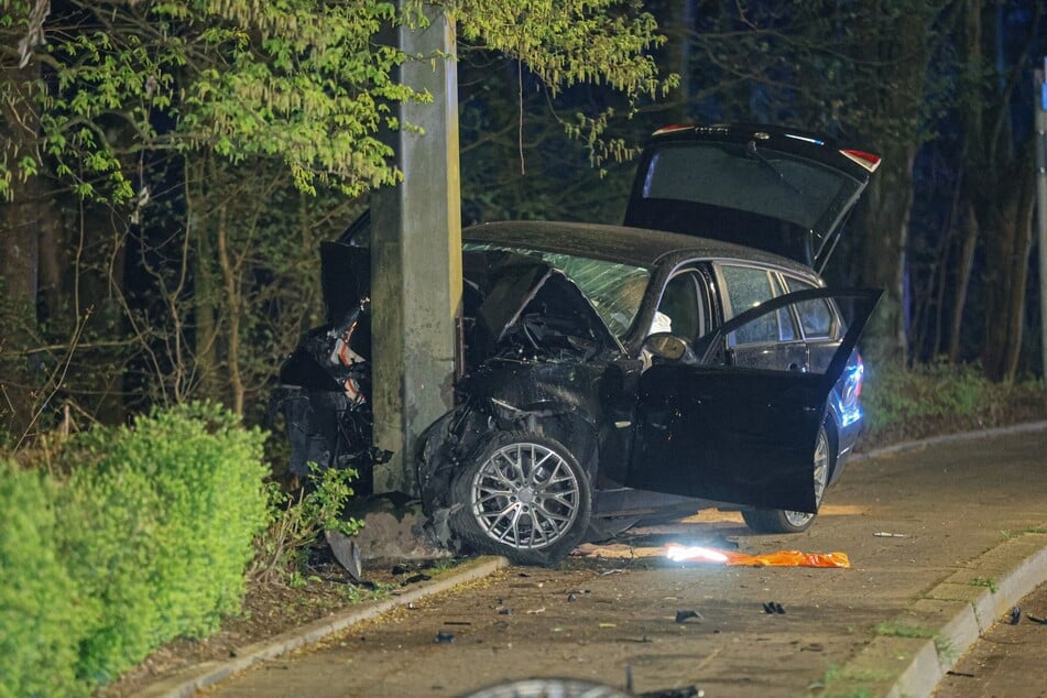 Der Motorraum des BMW ist nach der frontalen Kollision mit dem Betonmast völlig zerfetzt.