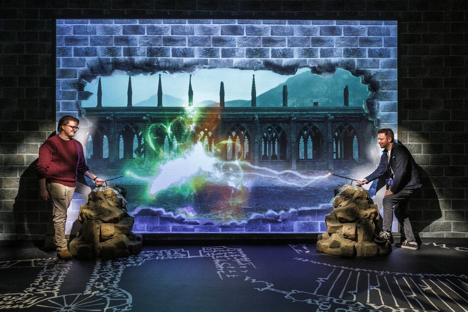 Live-Duell im Kampf mit dem Zauberstab: Projekt- (l.) und Ausstellungsleiter duellieren sich beim "Final Battle of Hogwarts".