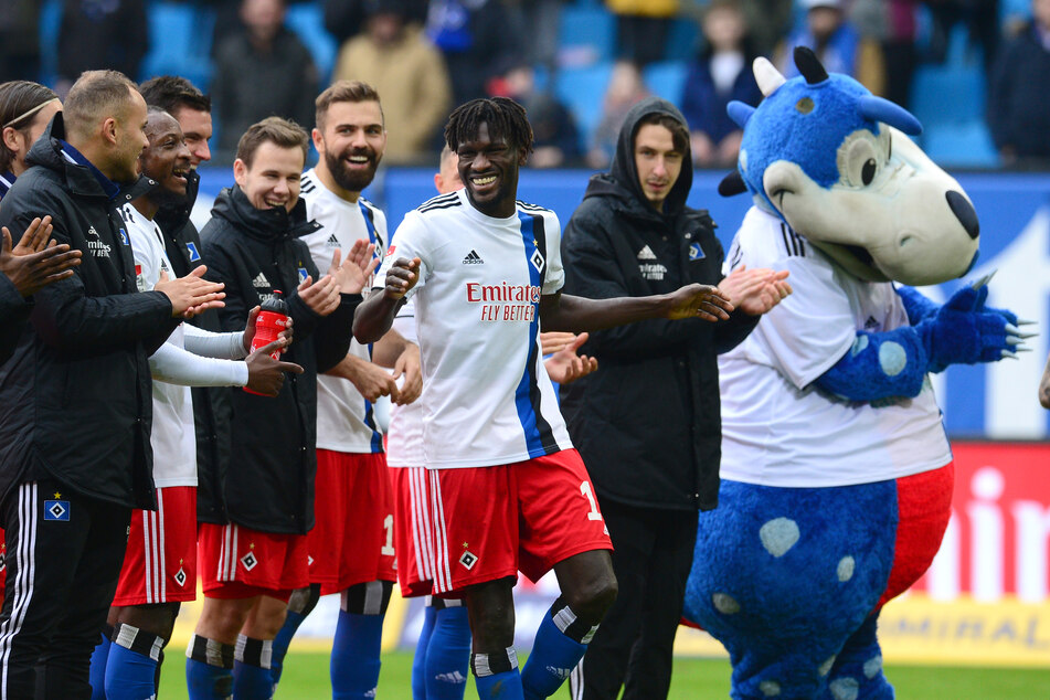 HSV-Spieler Bakery Jatta (3.v.r.) zeigt trotz der vielen Hürden starke Leistungen bei den Rothosen. (Archivfoto)