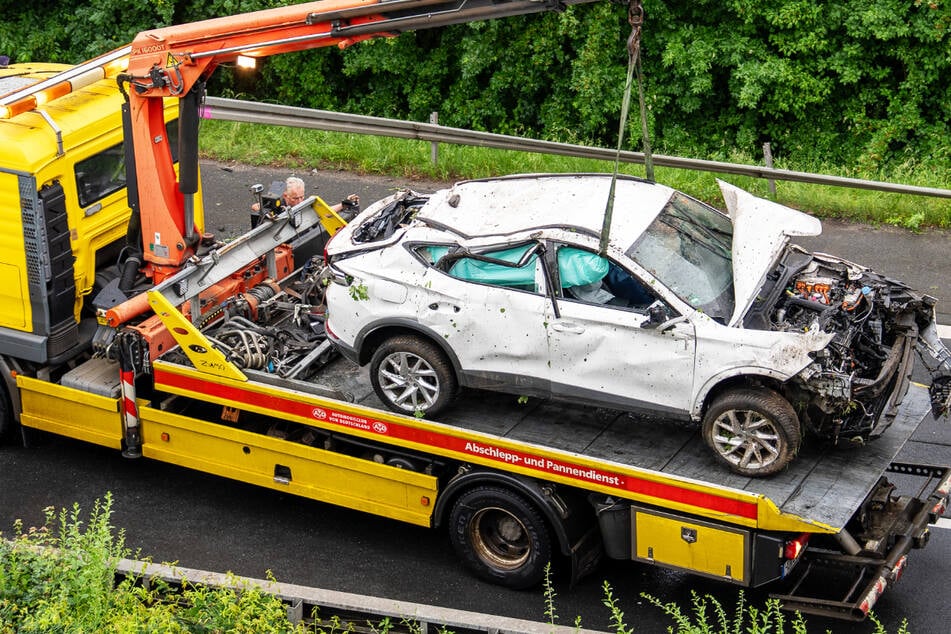 Verhängnisvoller Unfall auf der B45 bei Rodgau-Dudenhofen: Ein Mann wurde schwer verletzt, ein Cupra musste abgeschleppt werden.