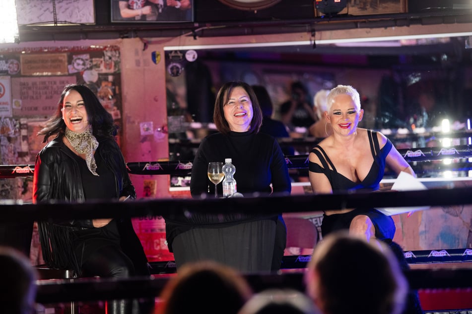 Gute Laune im Boxring: Manuela Freitag (M.) am Donnerstag mit "Kiezlife Live“-Initiatorin Jasmin Taiebi (l.) und Kiez-Künstlerin Anna Genger (r.), die einzelne Kapitel aus dem Buch der Domina vorlas.