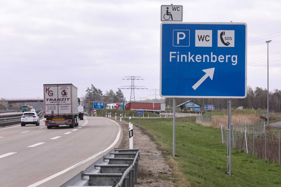 Unfall A13: Geisterfahrer auf A13 in Richtung Dresden: 31-Jähriger kollidiert mit mehreren Autos