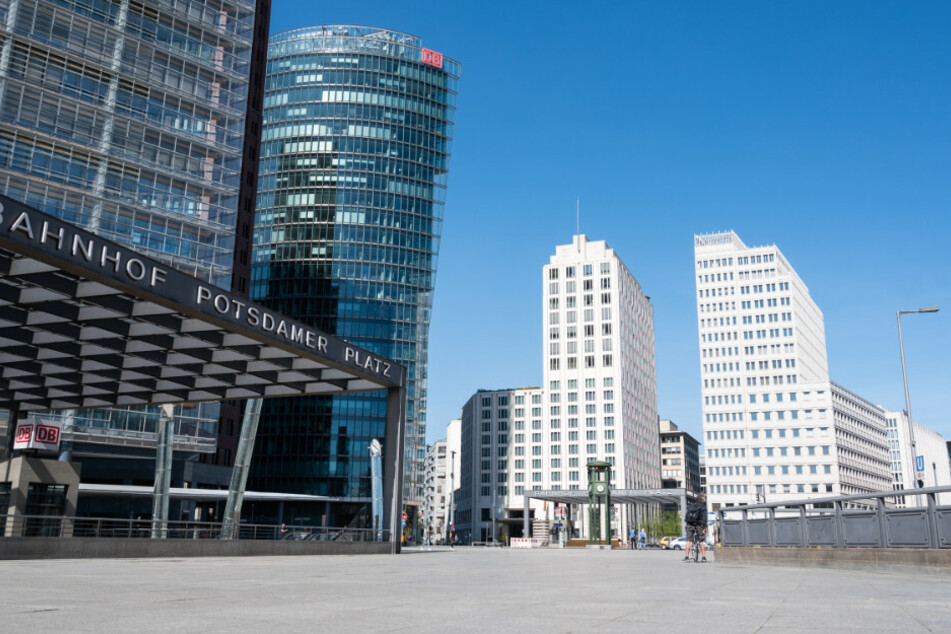 Auf dem Potsdamer Platz sind am Ostersonntag nur wenige Menschen.