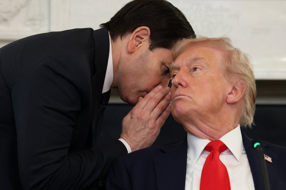 Secretary of State Marco Rubio (l.) interrupted a White House event to update Trump on the progression of the negotiations.