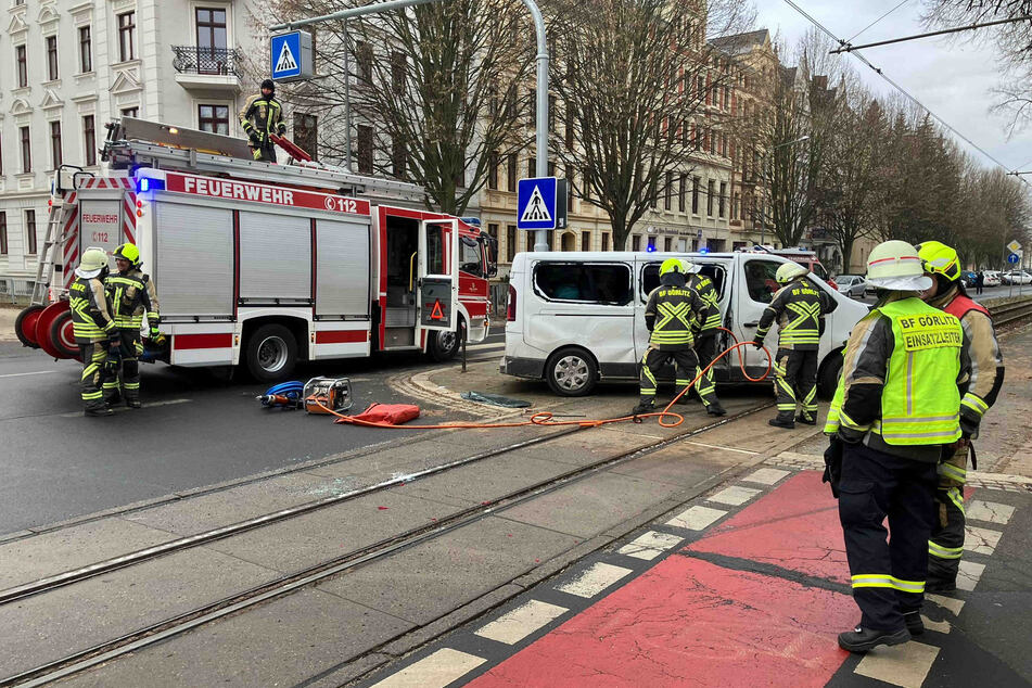 Transporter rammt Straßenbahn: Drei Frauen bei Crash verletzt!