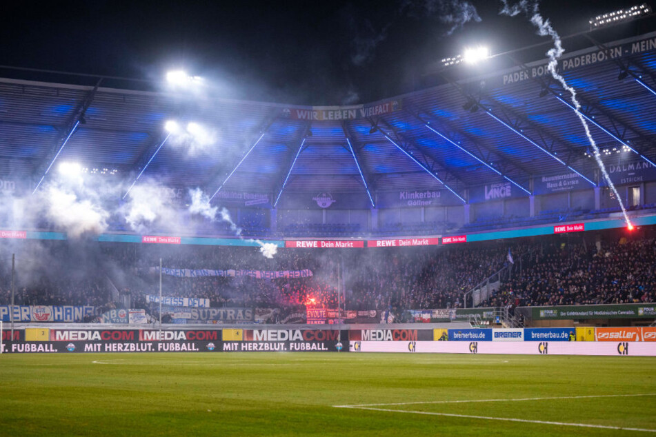 Fans des FC Hansa sorgten mit einer Pyro-Einlage dafür, dass die Mannschaften vom Schiedsrichter in die Kabine geschickt wurden.
