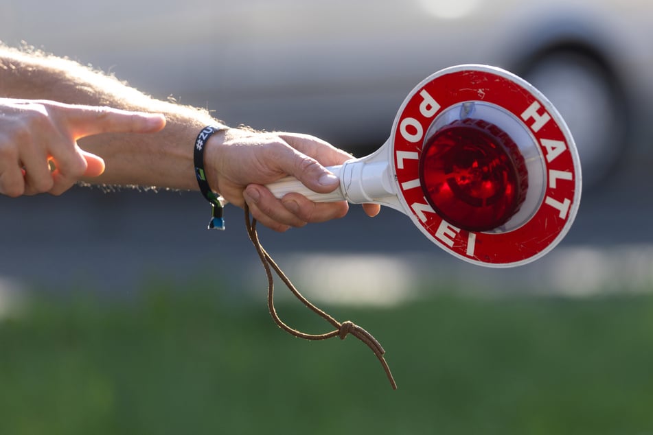 Einer jungen Frau (21) drohen in Schwaben drei Monate Fahrverbot, weil sie zu schnell unterwegs war. (Symbolfoto)