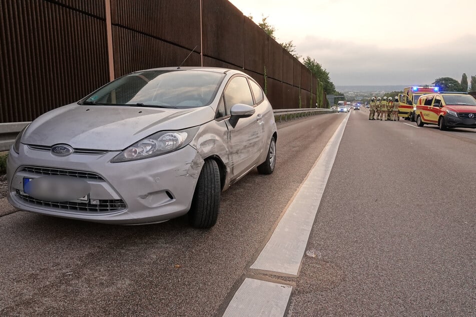 Infolge des medizinischen Notfalls schrammte der Mann mit seinem Ford entlang der Leitplanke.