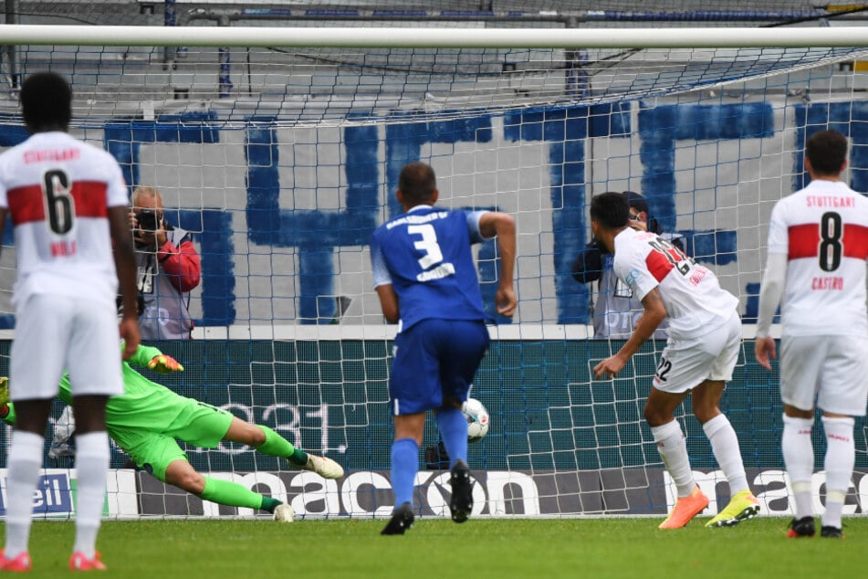 Stuttgarts Nicolas Gonzalez (2.v.r) erzielt per Elfmeter das Tor zum zwischenzeitlichen 1:1 gegen den KSC.