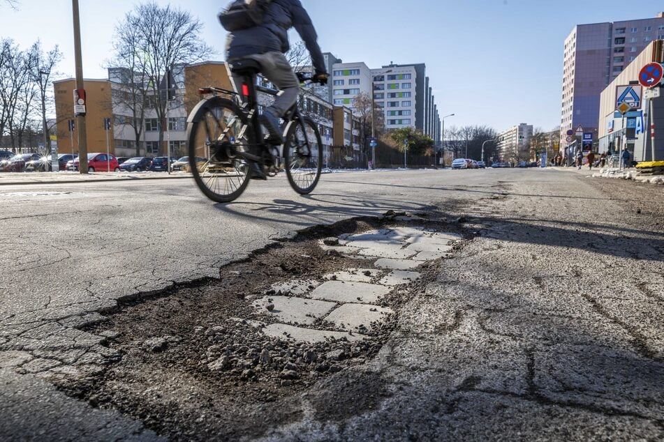 Auch auf der Pfotenhauerstraße in der Johannstadt bröckelt der Asphalt weg.
