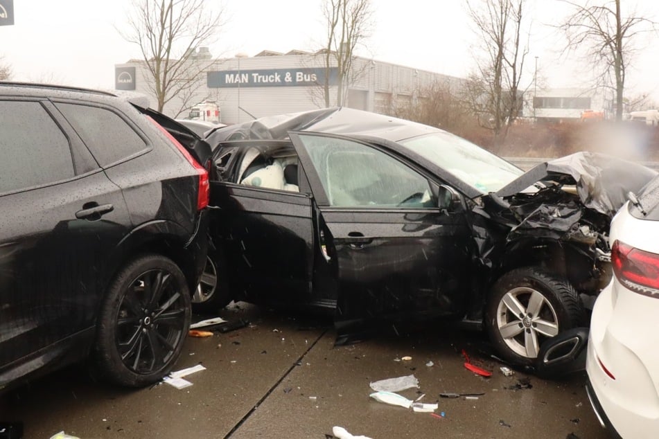 Unfall A5: Auto kracht in Rückstau: Fünf Autos beschädigt, drei Personen zum Teil schwer verletzt