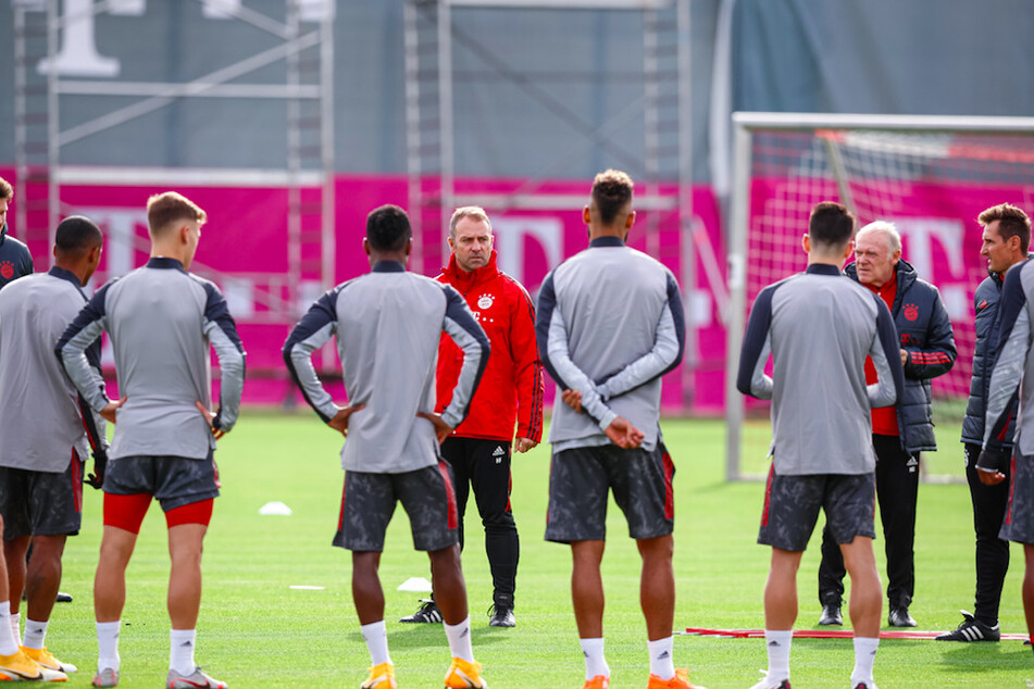 FC-Bayern-Trainer Hansi Flick (M) spricht im Abschlusstraining zur Mannschaft.
