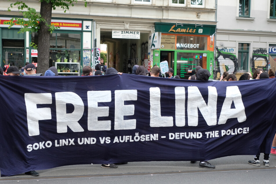 2021 gab es in Leipzig mehrere Demonstrationen, bei denen die Freilassung von Lina E. gefordert wurde.