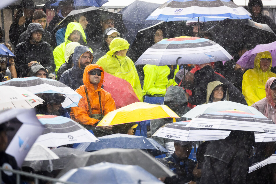 Auch die Zuschauer der Weltmeisterschaft im Bogenschießen in Berlin blieben vom Starkregen nicht verschont.