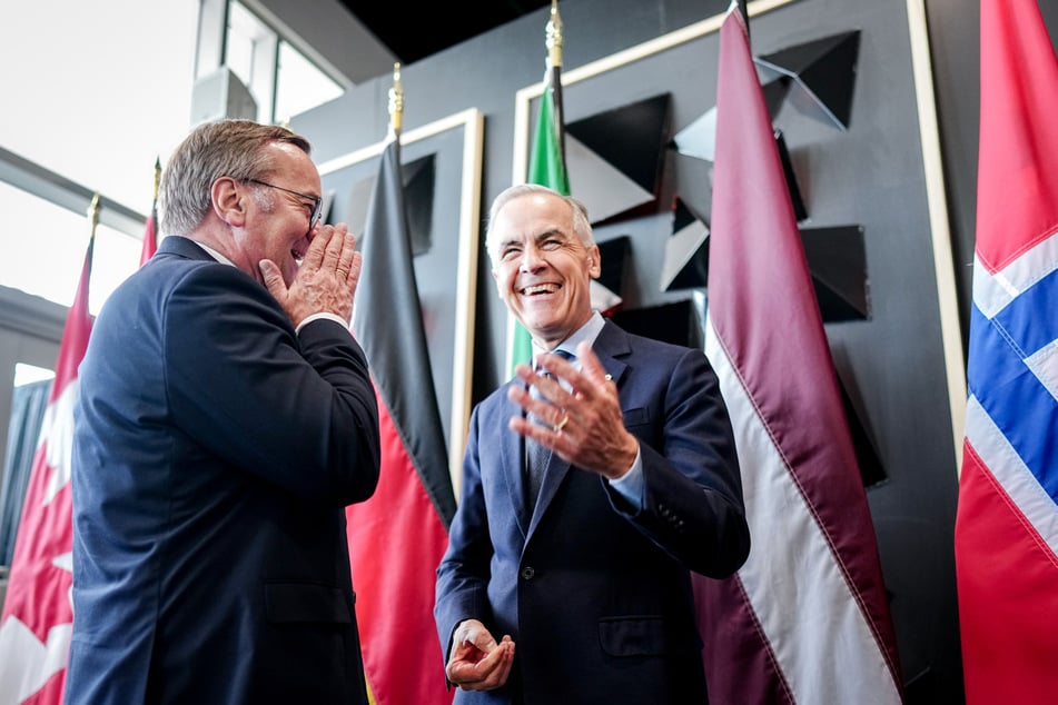 Verteidigungsminister Boris Pistorius (66, SPD) und Kanadas Premierminister Mark Carney (61, l.) dürfte der Deal freuen. Beide hatten schon bei einem Treffen im Mai Grund zum Lachen.