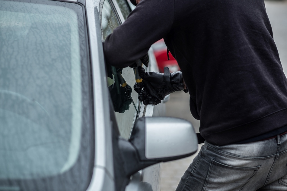 Ein mutmaßlicher Autoknacker (19) ist in Mönchengladbach im Vollrausch in einem Wagen, in den er eingebrochen war, eingeschlafen (Symbolbild).
