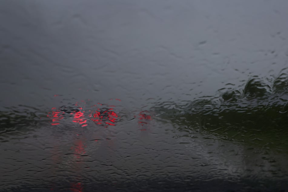 Der 32-Jährige hatte bei widrigen Wetterverhältnissen die Kontrolle über seinen Porsche verloren. (Symbolfoto)