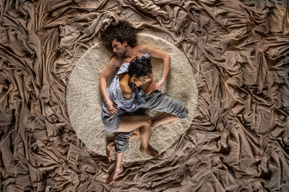 Das Zwei-Personen-Stück mit Julia Rani und Grian Duesberg ist am Sonntag, dem 8. Mai, um 19 Uhr auf der Studiobühne der Landesbühnen Sachsen zu sehen.