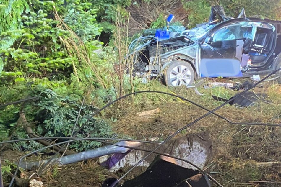 Unfall hinterlässt "Trümmerfeld": Autofahrer schwer verletzt
