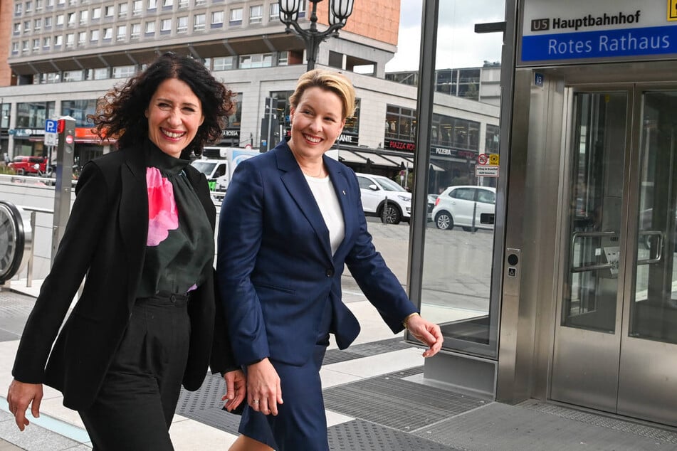 Berlins Regierende Bürgermeisterin Franziska Giffey (44, SPD, r.) und Verkehrssenatorin Bettina Jarasch (53, Grüne) sehen in der Einführung des 29-Euro-Tickets eine wichtige Entlastung für die Berlinerinnen und Berliner.