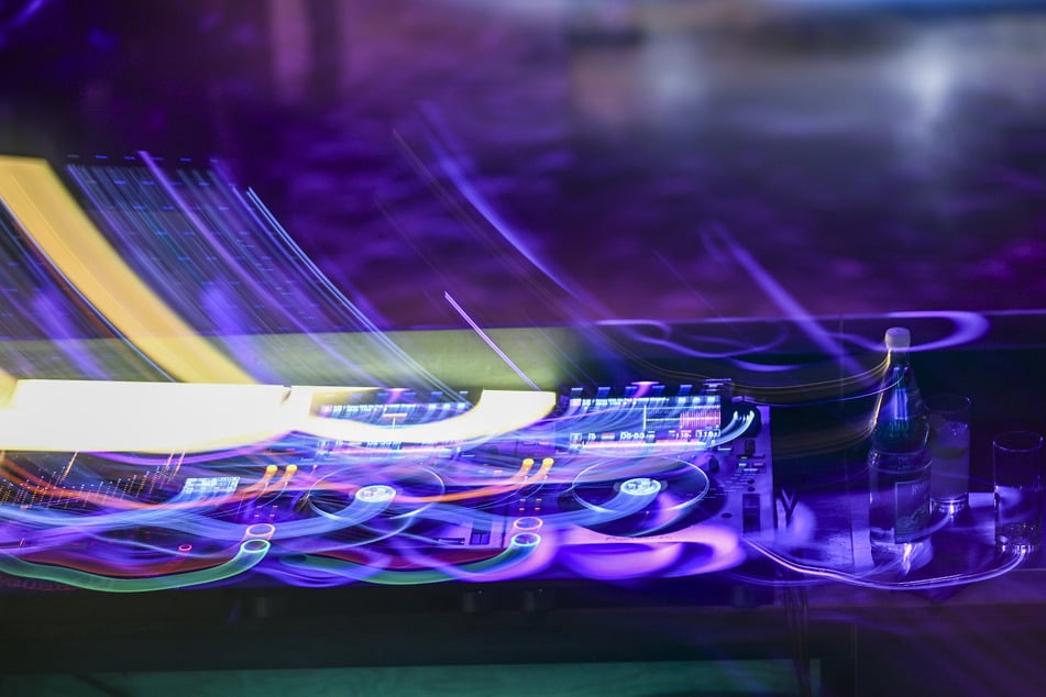 Die Gruppe soll unbefugt mit dem DJ-Pult hantiert haben, woraufhin der Streit entbrannte. (Symbolbild)