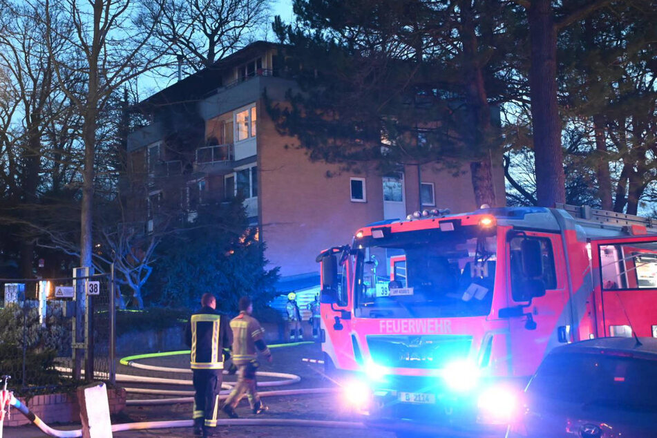 Die Feuerwehr ist am Samstagmorgen mit 50 Einsatzkräften bei einem Brand im Ortsteil Wannsee vor Ort gewesen.