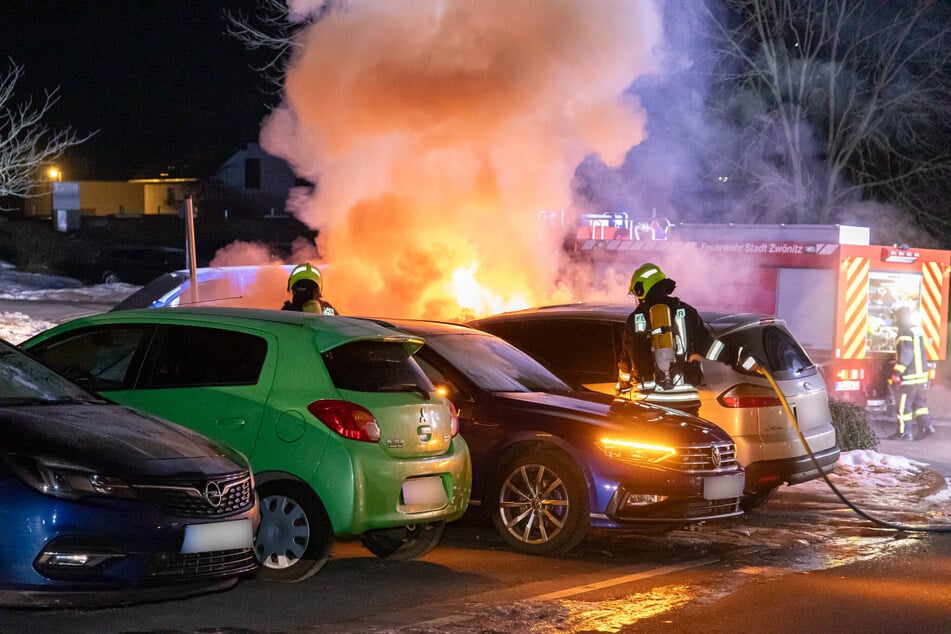 Flammen schlagen aus dem Ford. Die Feuerwehr kann ein Übergreifen auf einen VW aber verhindern.