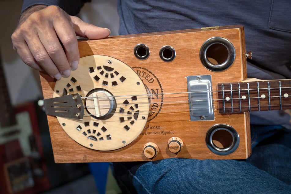 In seinem Tonstudio spielt Turinsky auf seinen selbst gebauten Instrumenten.