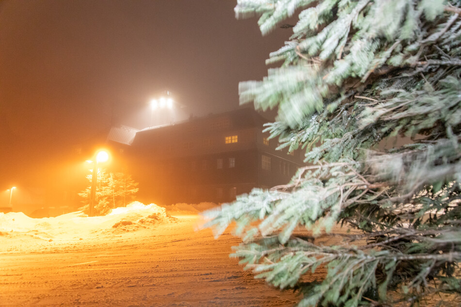 Auf dem Fichtelberg wütete ein Schneesturm. Bei Orkanböen war es hier auch deutlich kälter als im restlichen Freistaat.