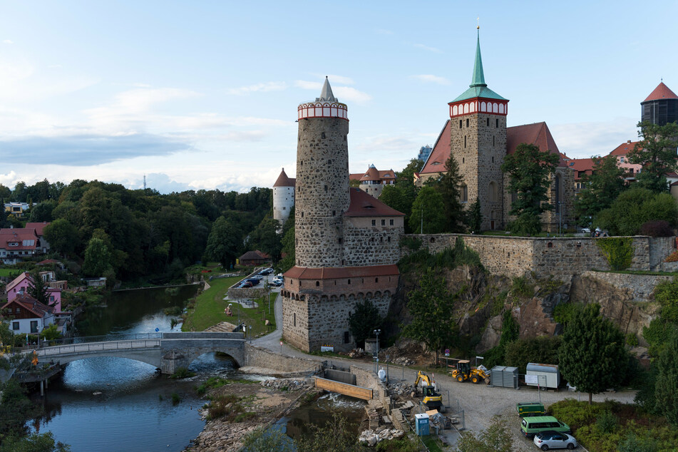 Ein Blick auf die Altstadt von Bautzen mit der Alten Wasserkunst, dem Mühltor und der Michaeliskirche.