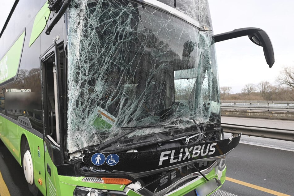 Unfall A9: Flixbus-Unfall auf der A9: Fünf Menschen verletzt, 120.000 Euro Schaden