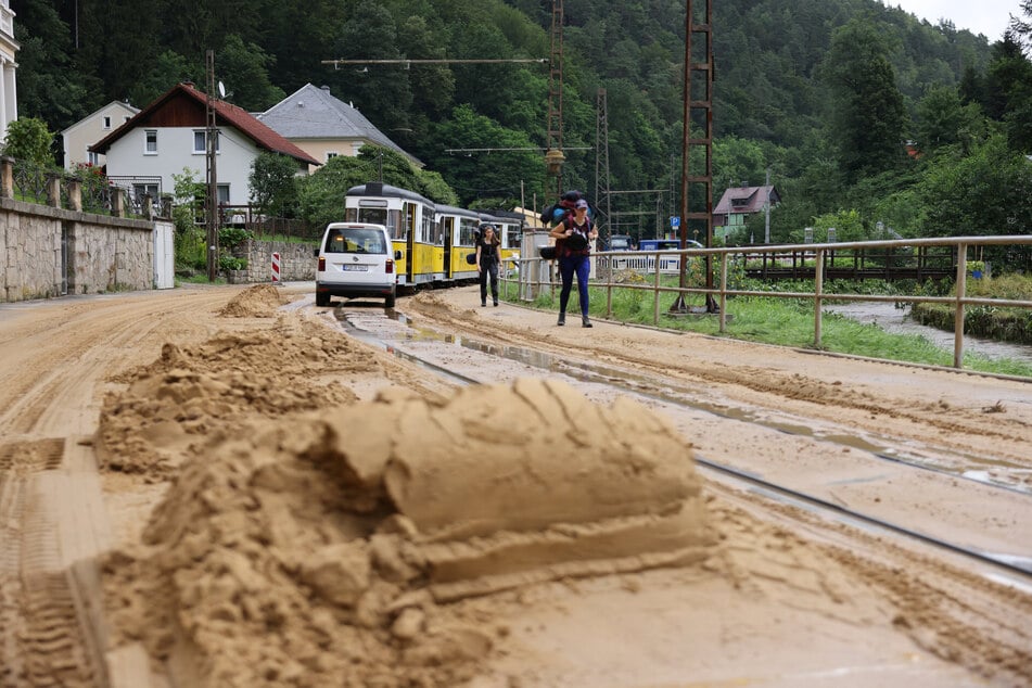 Zahlreiche Straßen wurden gefluteten und vom Schlamm verstopft.