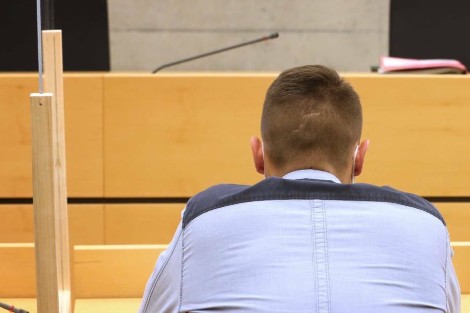 Der Hauptangeklagte sitzt in einem Gerichtssaal im Landgericht Würzburg auf der Anklagebank (Archivbild).