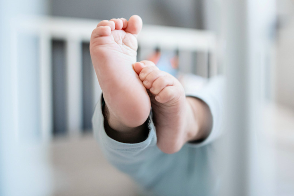 Vater soll sein Baby brutal misshandelt haben: Säugling schwebt in Lebensgefahr