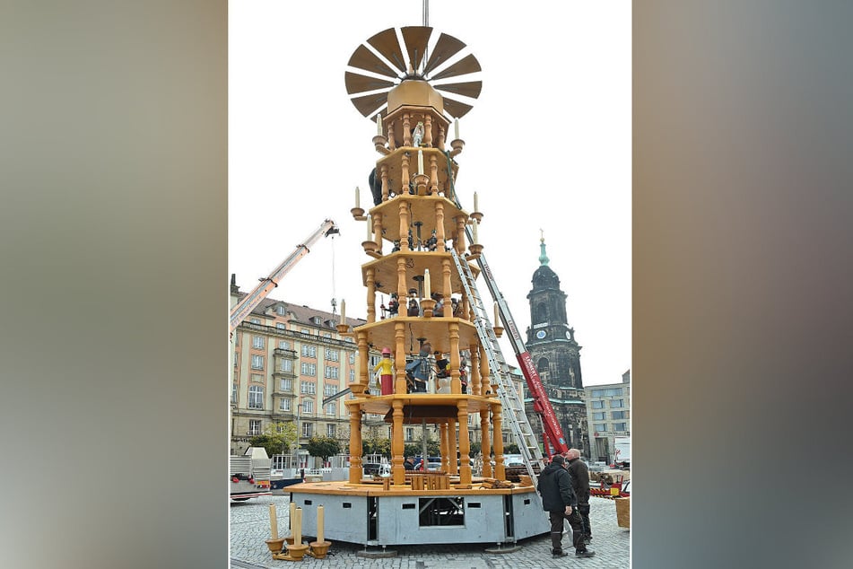 Die Pyramide auf dem Dresdner Striezelmarkt ist 14,60 Meter hoch - Weltrekord.
