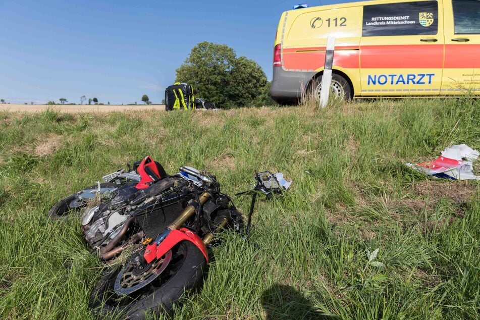 In Großhartmannsdorf (Landkreis Mittelsachsen) kam es am Freitagnachmittag zu einem Motorrad-Unfall. Zwei Personen kamen in ein Krankenhaus.