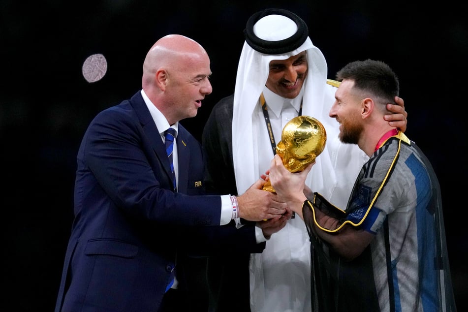 Was trägt Messi da? Arabisches Gewand sorgt für Verwunderung bei der WM-Siegerehrung