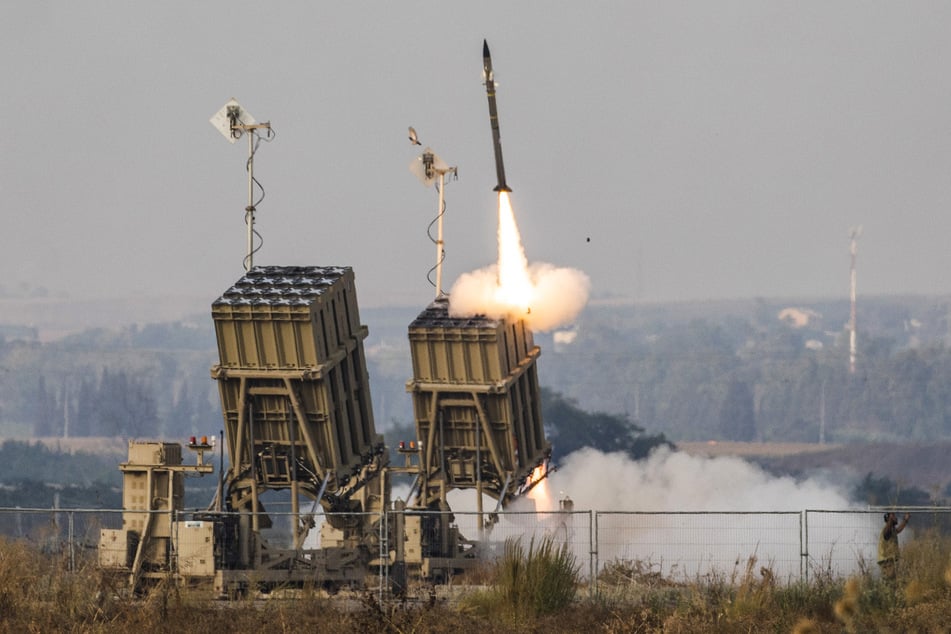 Das israelische Iron-Dome-Raketenabwehrsystem feuert eine Abfangrakete ab.