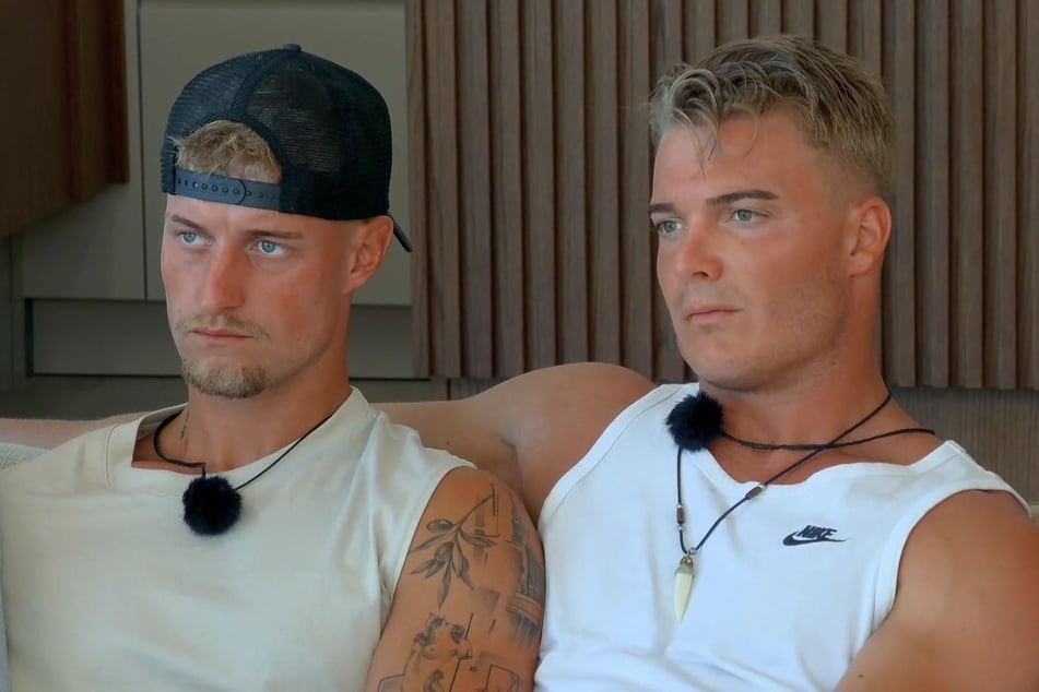 Laurenz (23) und Marwin (28) müssen sich dem Lagerfeuer zuerst stellen.