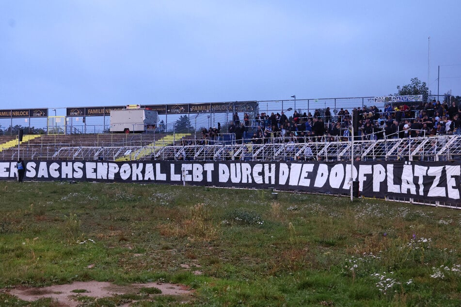 Fans von Lok Leipzig zeigten ein Transparent in Anspielung auf das getauschte Heimrecht mit der Gastmannschaft.