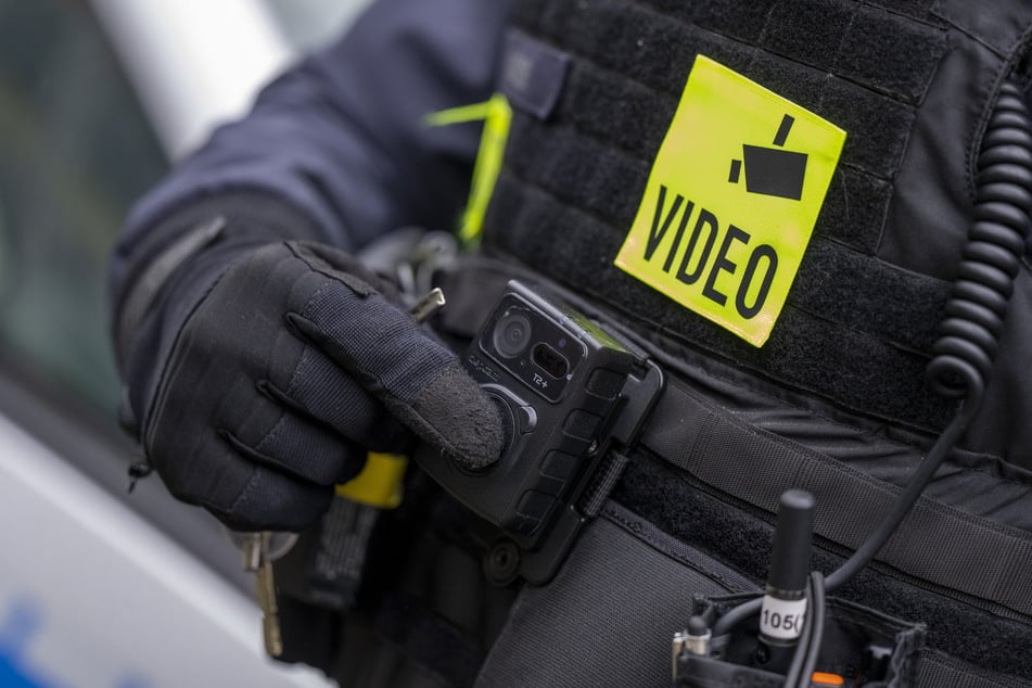 Die Bodycam der Polizisten zeichnete das Verhalten des 17-Jährigen auf. (Symbolbild)