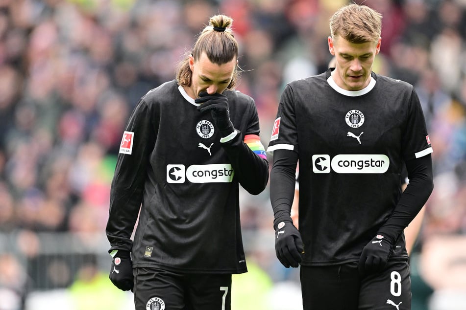 Eric Smith (29, r) fehlt dem FC St. Pauli im Pokalspiel bei Bayer Leverkusen.