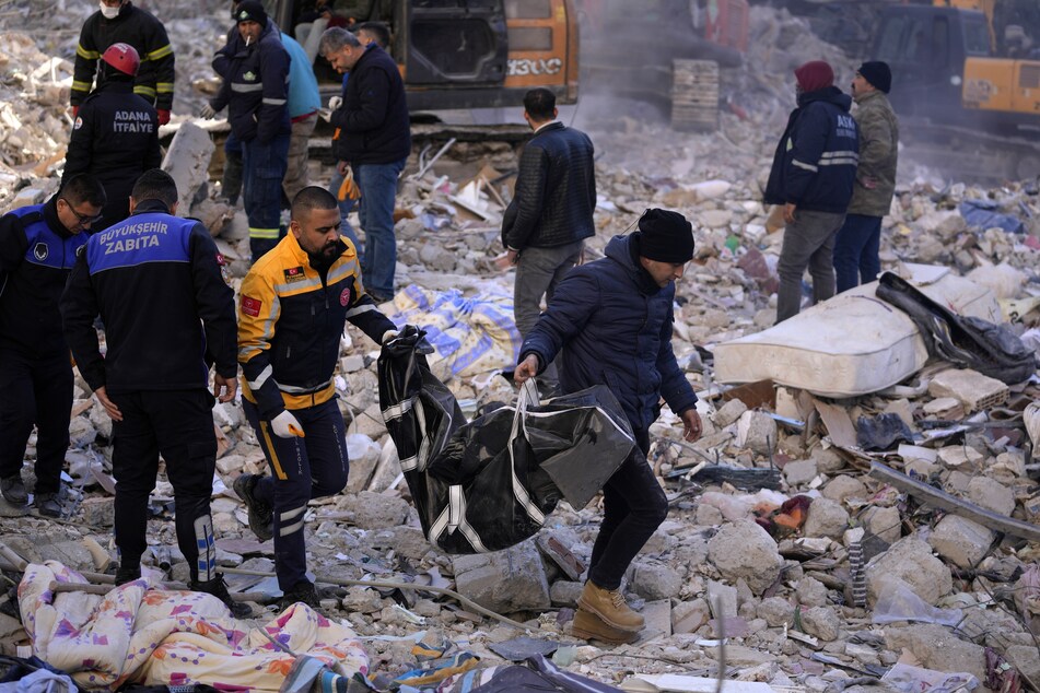 In der Türkei und in Syrien laufen die Bergungsarbeiten. Viele Menschen sind noch unter den Trümmern begraben.