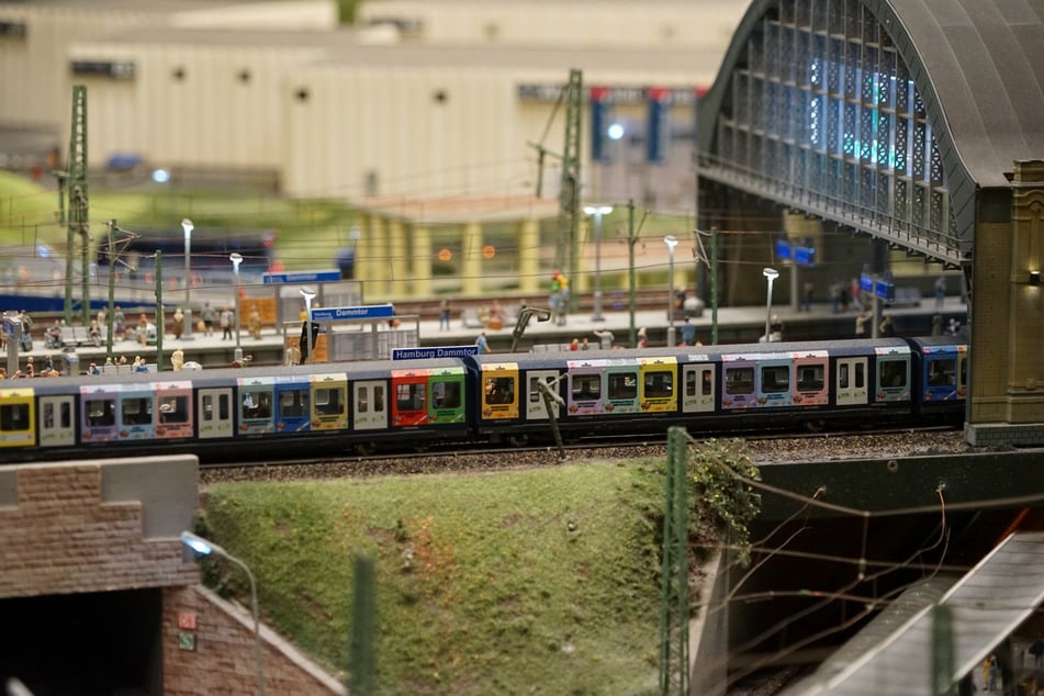 Dort fährt diese jetzt im Maßstab 1:87 wie auch hier durch die Modellvariante des Bahnhofs "Hamburg Dammtor".
