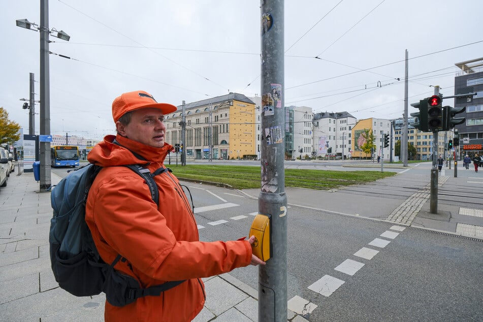 Lars Geithner (49) testet die Ampelanlagen an der Bahnhofstraße.