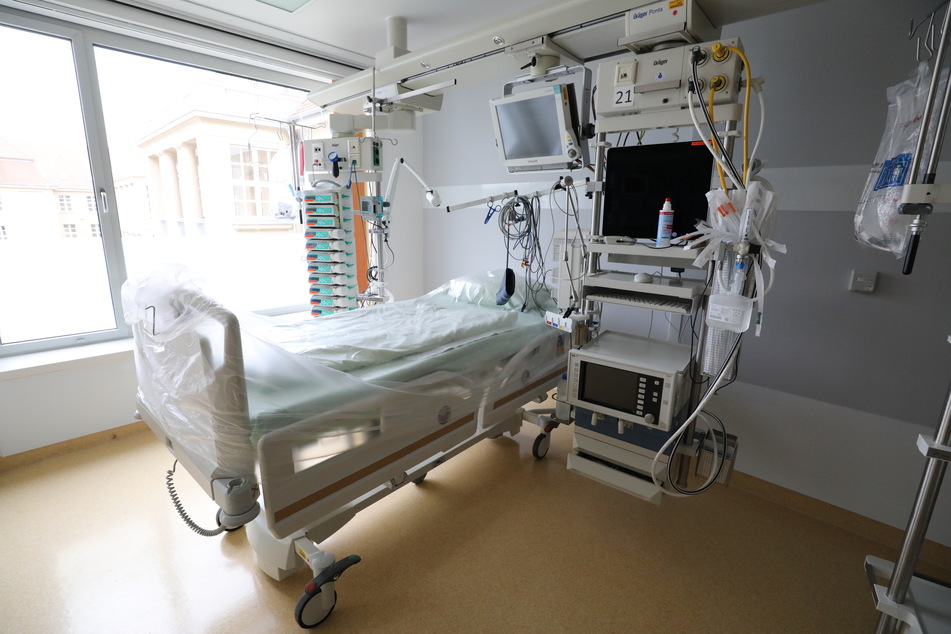 Ein Intensivbett in der perioperativen Intensivtherapie der Klinik und Poliklinik für Anästhesiologie und Intensivtherapie der Universitätsmedizin Rostock.