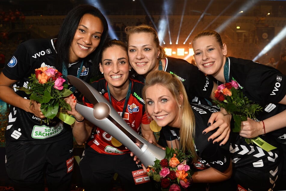 Die Kanadierin Jennifer Cross (34, r.), die mit dem DSC 2016 das Double gewann, bestärkte Georgiadis in ihrem Wechsel nach Dresden.
